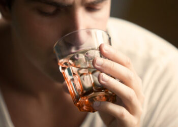 Lieknėjimas be dietų – tik su karštu vandeniu? Ekspertai nustebino atsakymu