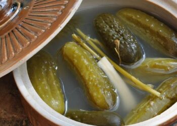 Gerti ar negerti? Dietologė atskleidė šokiruojančią tiesą apie agurkų marinato skystį