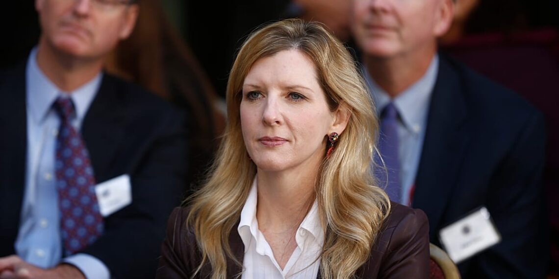 „Goldman Sachs“ sukrėtė skandalas: vyriausiasis teisininkas traukiasi dėl ryšių su J. Epsteinu