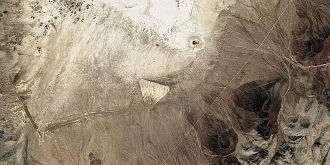 Paslaptingas objektas dykumoje: socialiniuose tinkluose – kalbos apie piramidę