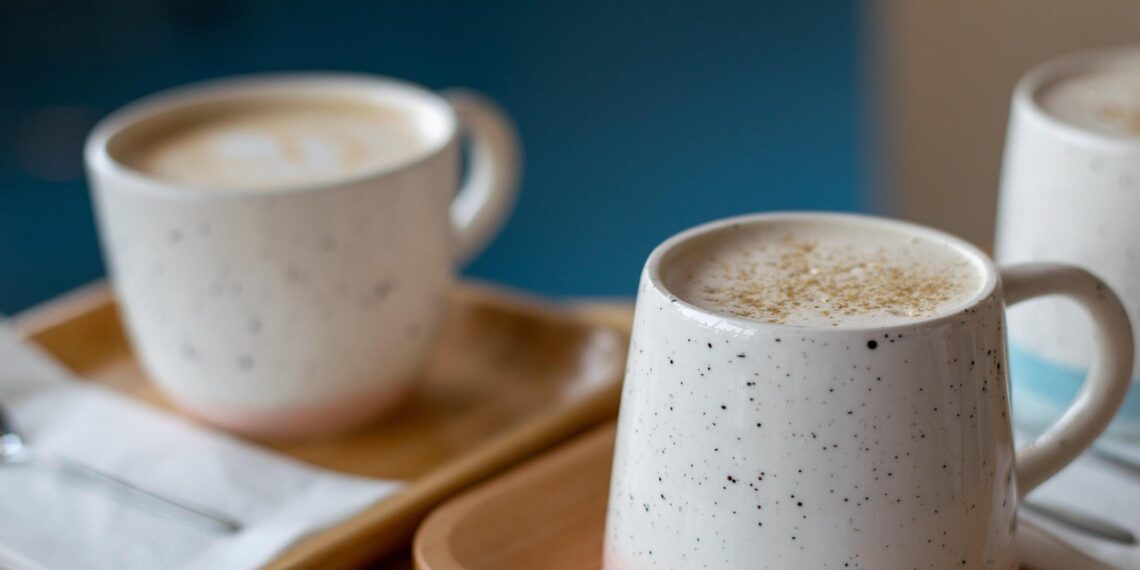 Ką graikės pila į kavą? Ingredientas, siejamas su mažesniu pilvo riebalų kiekiu