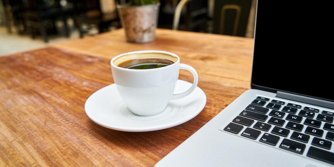 Gydytoja įspėja: viena dažna kavos vartojimo klaida gali trikdyti miegą