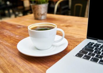 Gydytoja įspėja: viena dažna kavos vartojimo klaida gali trikdyti miegą