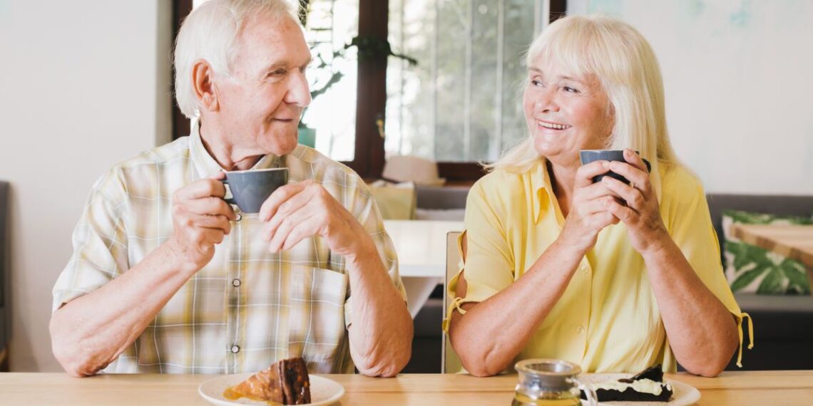 Gydytojai įvardijo pigų gėrimą po 60-ies: gali būti naudingas širdžiai ir smegenims