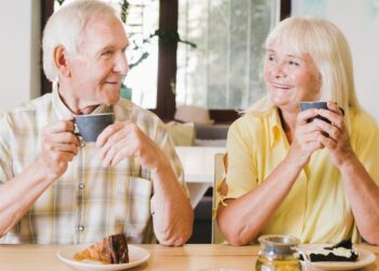 Gydytojai įvardijo pigų gėrimą po 60-ies: gali būti naudingas širdžiai ir smegenims