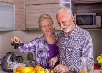 Gydytojai perspėja: 5 įpročiai po 60-ies gali smarkiai kenkti sveikatai