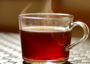 Ne visi gali saugiai gerti arbatą: gydytojai įvardijo rizikos grupes