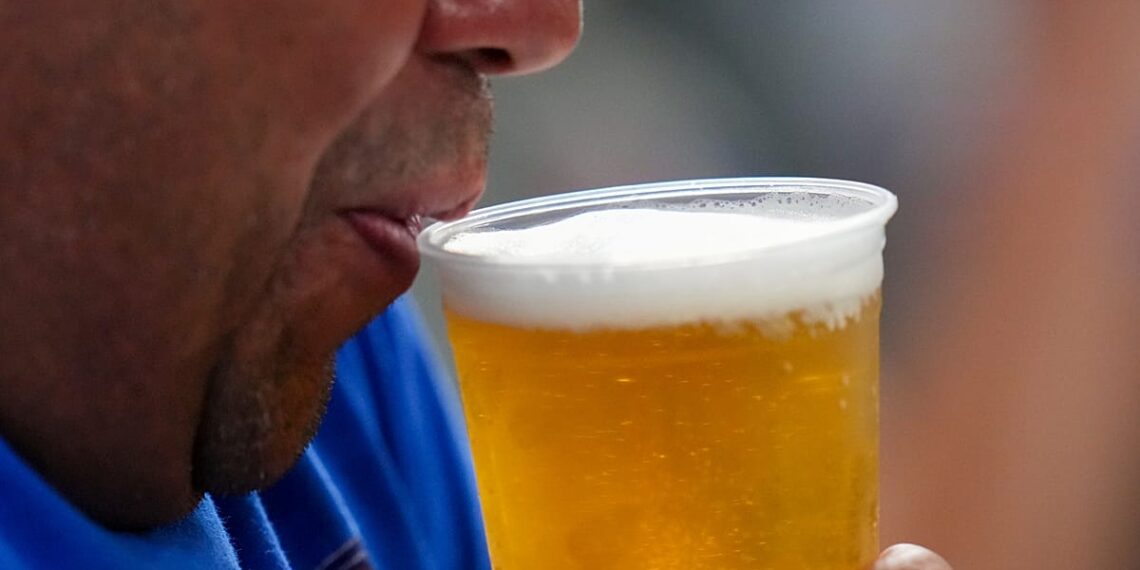 „Heineken“ planuoja atleisti iki 6 000 darbuotojų: alaus paklausa smunka