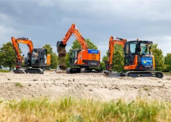 Be dyzelino ir su mažesnėmis emisijomis: „Hitachi“ pristatė elektrinį ekskavatorių