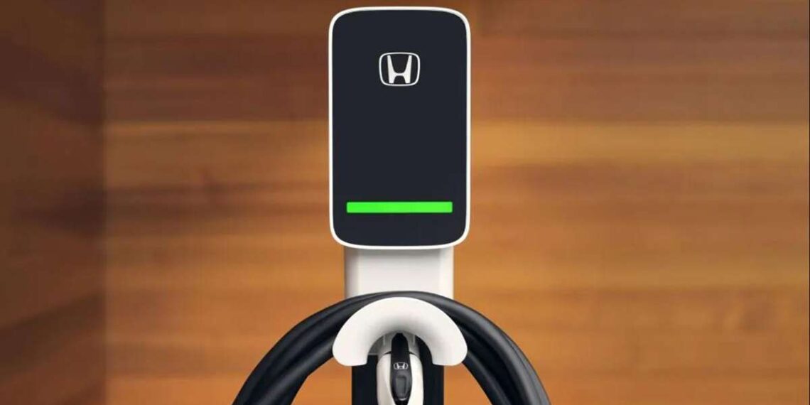 „Honda“ pelnas ritasi žemyn: ar muitai ir elektromobilių bumas spaudžia legendinį gamintoją į kampą?