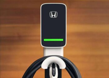 „Honda“ pelnas ritasi žemyn: ar muitai ir elektromobilių bumas spaudžia legendinį gamintoją į kampą?