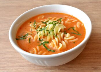Į pomidorų sriubą įdėkite 4 šaukštus šio produkto – skonis nustebins net išrankiausius