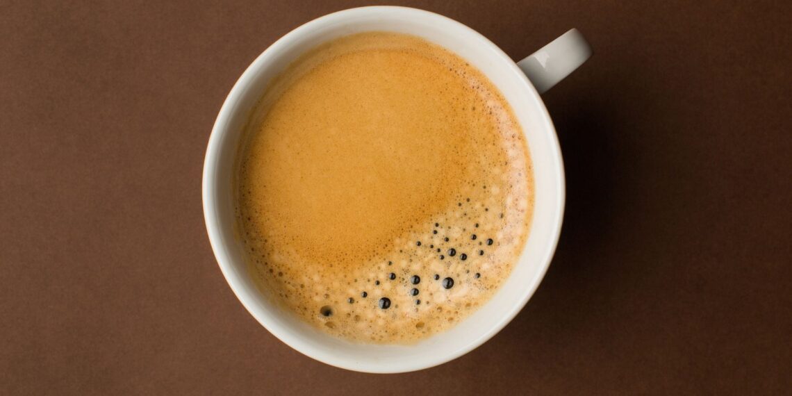 Paprastas triukas su rytine kava: vienas priedas gali padėti ilgiau jaustis sotiems