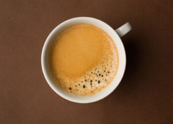 Paprastas triukas su rytine kava: vienas priedas gali padėti ilgiau jaustis sotiems