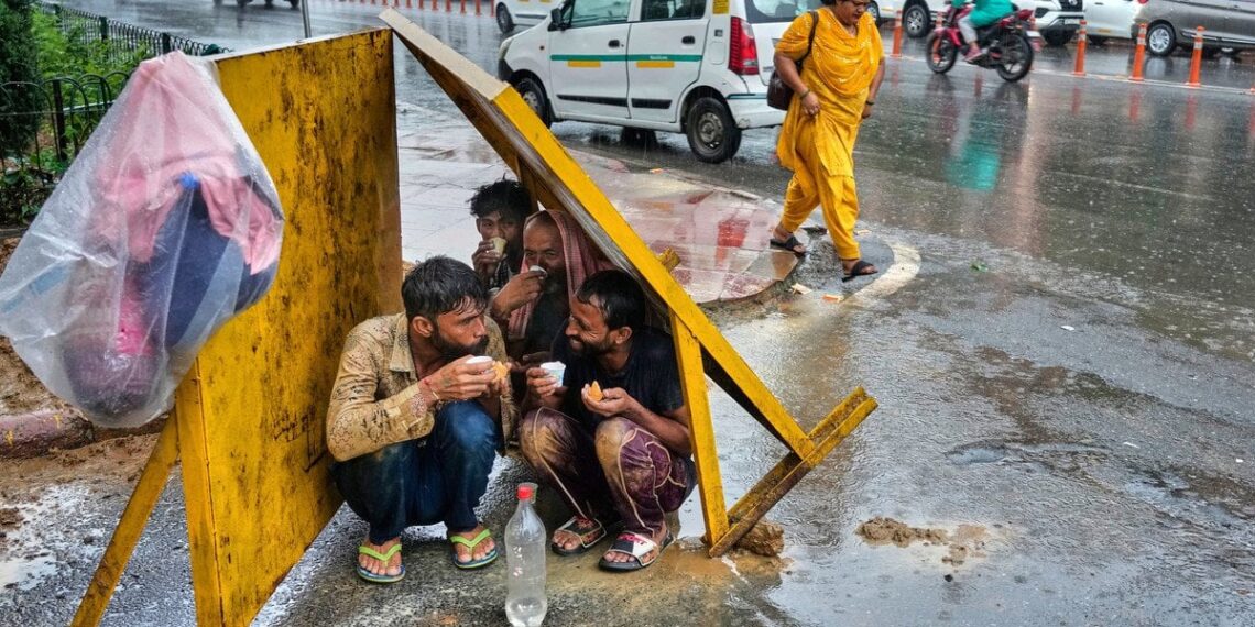 Indijoje – neįprastai ilgas lietingas laikotarpis: miestą sukaustė potvyniai
