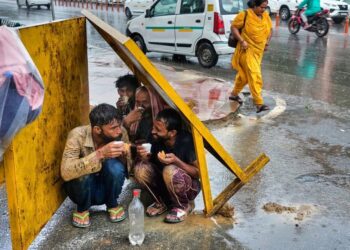 Indijoje – neįprastai ilgas lietingas laikotarpis: miestą sukaustė potvyniai