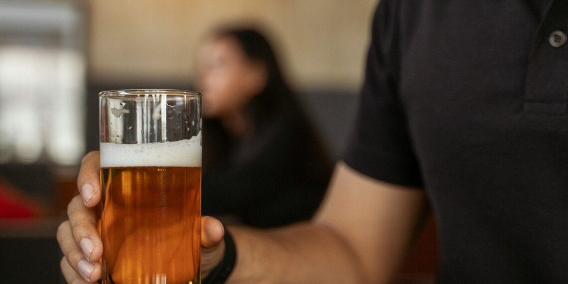 3 litrai alaus per pietų pertrauką: teismas įpareigojo darbdavį sumokėti 47 tūkst. eurų