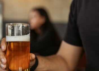 3 litrai alaus per pietų pertrauką: teismas įpareigojo darbdavį sumokėti 47 tūkst. eurų