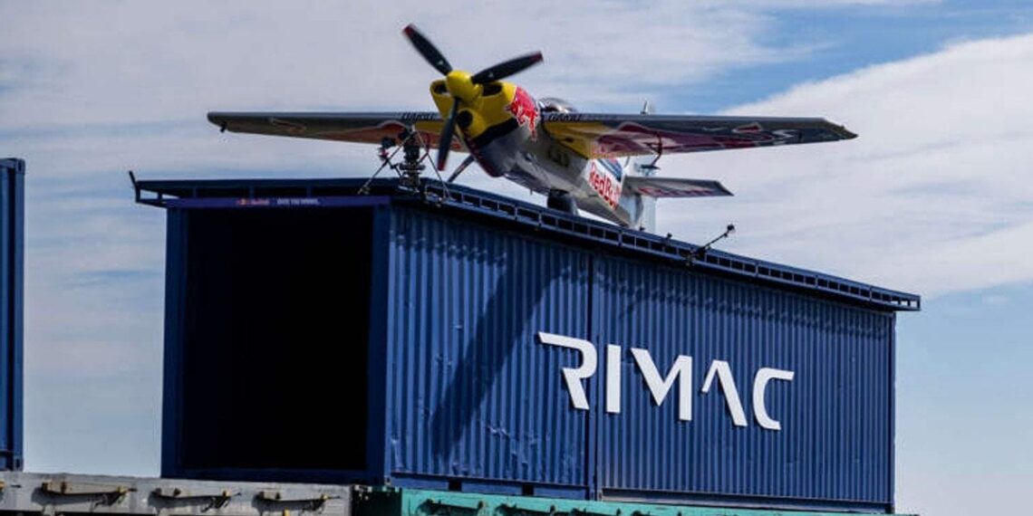 Istorinis triukas: italų pilotas nutupdė lėktuvą ant važiuojančio traukinio