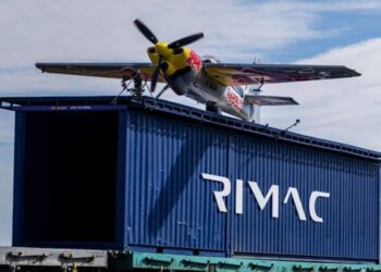 Istorinis triukas: italų pilotas nutupdė lėktuvą ant važiuojančio traukinio