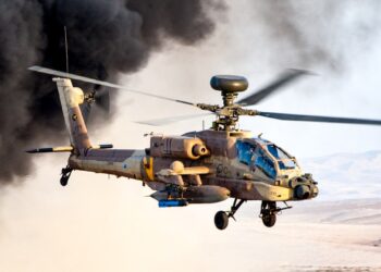 Izraelis masiškai ginkluojasi: JAV parduoda iki 30 naujausių „Apache“