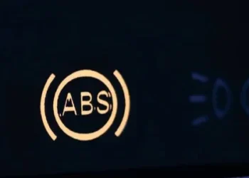 Užsidegė ABS lemputė? Štai ką tai reiškia ir kaip elgtis
