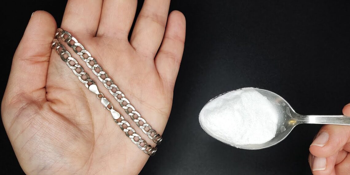 Kaimynas parodė triuką: 2 šaukštai šios priemonės ir vanduo – sidabras žvilga lyg naujas