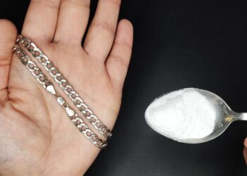 Kaimynas parodė triuką: 2 šaukštai šios priemonės ir vanduo – sidabras žvilga lyg naujas