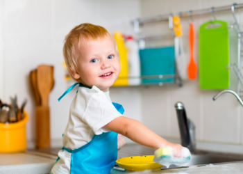 Kaip be pykčių pripratinti vaiką prie namų darbų: psichologai atskleidė veiksmingą tėvų taktiką