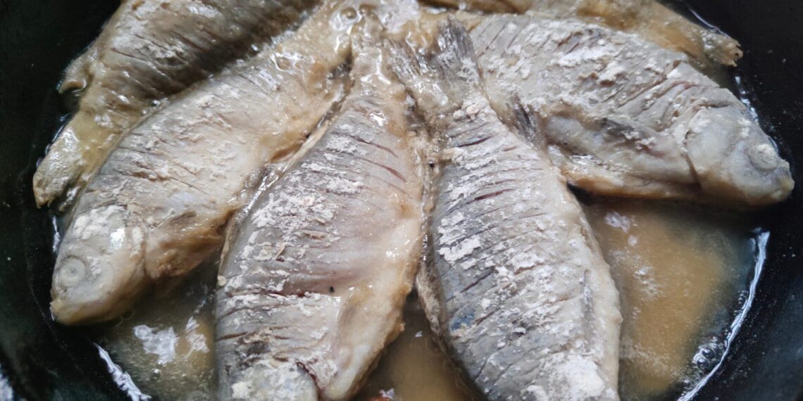 3 paprasti triukai, kaip iškepti žuvį su traškia plutele ir be prilipimo
