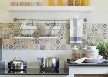 Nuo paprastų tapetų iki prabangaus stiklo: virtuvės sienelės idėjos, kurios stebina