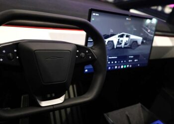Kalifornija atsitraukė: „Tesla“ išsaugo prekybą nepaisant kaltinimų dėl klaidinančios „Autopilot“ reklamos