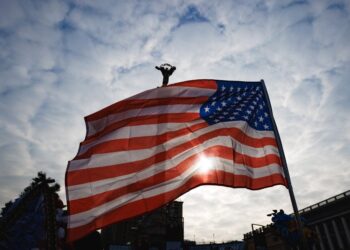 Kalifornijos gubernatorius: tik jėga galima sustabdyti Putiną