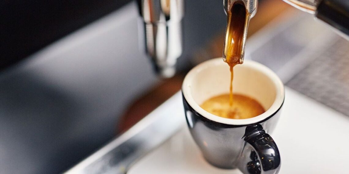 Kas nutinka organizmui kasdien geriant espresą? Gydytojai įvardijo 3 pavojus ir netikėtą naudą