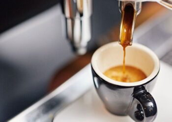 Kas nutinka organizmui kasdien geriant espresą? Gydytojai įvardijo 3 pavojus ir netikėtą naudą