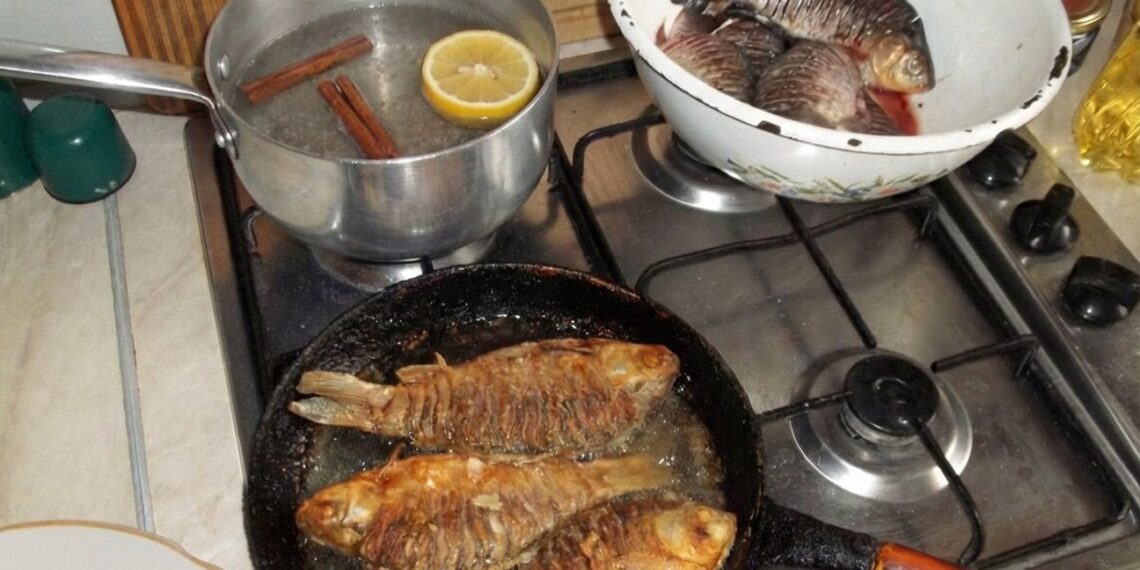 Paprasta priemonė, padedanti sumažinti žuvies kvapą virtuvėje