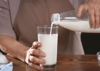 Kiek pieno kasdien reikia senjorams? Profesorius įvardijo rekomenduojamą kiekį