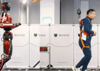 Kinai pristatė greičiausią pasaulyje humanoidą: bėga net 10 m/s, lenkia olimpinius sprinterius