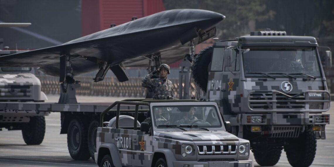 Kinija pademonstravo naują raketą, galinčią numušti JAV naikintuvus: ką slepia PL-17?