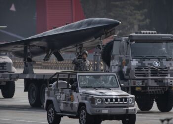 Kinija pademonstravo naują raketą, galinčią numušti JAV naikintuvus: ką slepia PL-17?