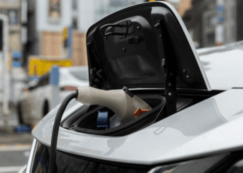 Kinija pristatė revoliucinę elektromobilių bateriją: veikia net arktiniame šaltyje