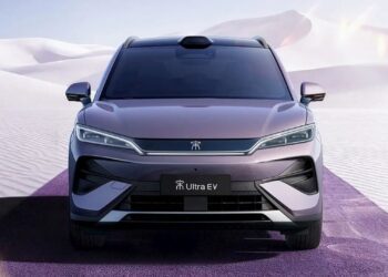 Pigus, bet galingas: naujas kiniškas elektrinis SUV stebina galimybėmis