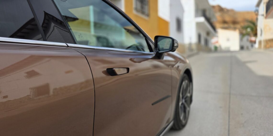 Kinija uždraudžia iššokančias automobilių durelių rankenas: ar šiam madingam aksesuaris atėjo galas?