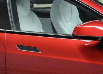 Kinija keičia automobilių dizaino taisykles: paslėptos durelių rankenėlės bus uždraustos