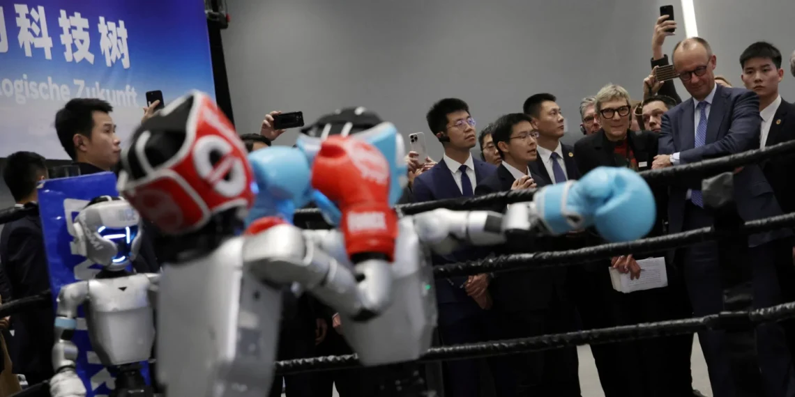 Robotai ringe: Kinija pademonstravo naujos kartos humanoidų galimybes