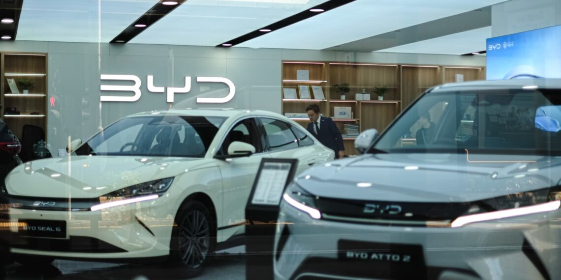 Kinijos elektromobilių bumas išsikvepia: „BYD“ pardavimai sminga žemiausiai per beveik 2 metus