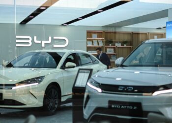 Kinijos elektromobilių bumas išsikvepia: „BYD“ pardavimai sminga žemiausiai per beveik 2 metus