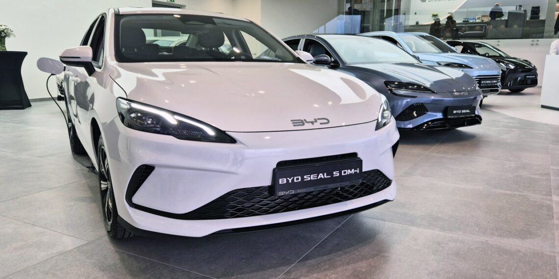 Kinų automobilių gigantui blogos žinios: BYD griūva, pardavimai krenta, gamyba stabdoma