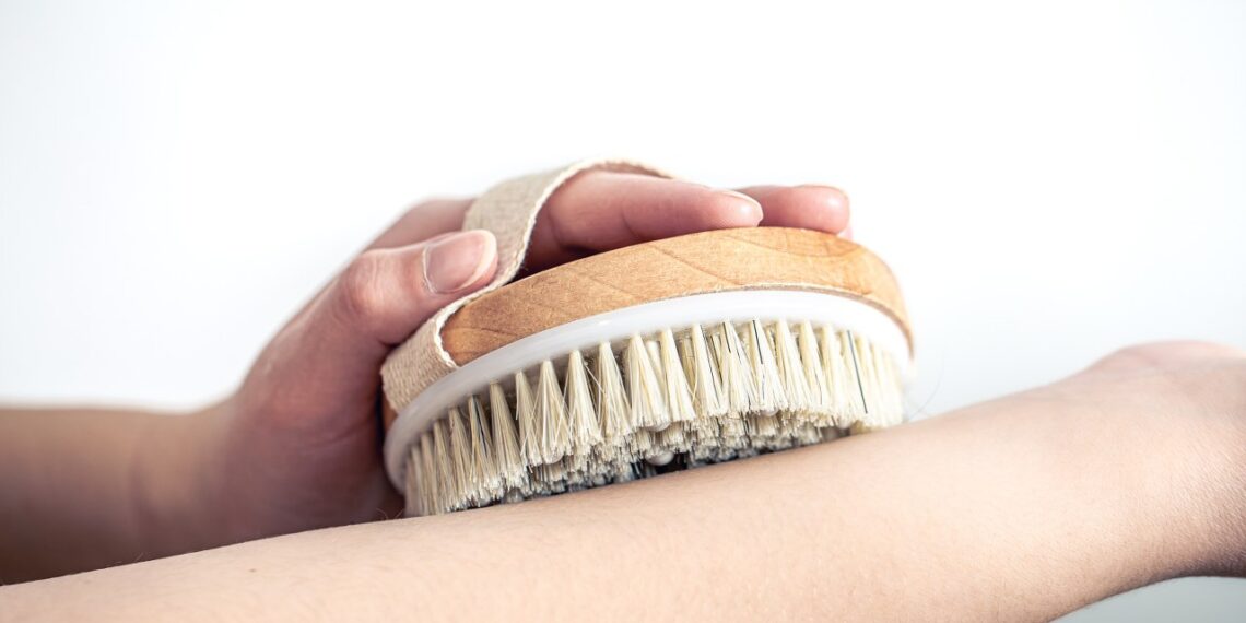 Atjaunėjusi oda – bet kokia kaina? Medikai įspėja dėl kūno šepetėlių naudojimo