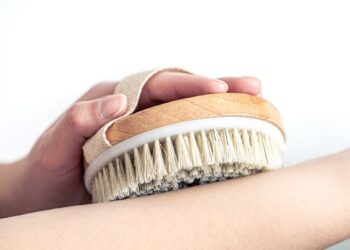 Atjaunėjusi oda – bet kokia kaina? Medikai įspėja dėl kūno šepetėlių naudojimo